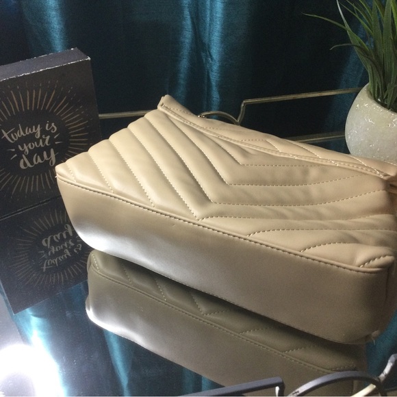 SOLD -Very Cute Quilted Purse. Crossbody or Shoulder. Great for work or weekend. - Picture 3 of 6